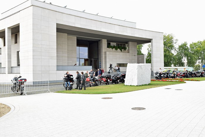 Motocykliści w Instytucie