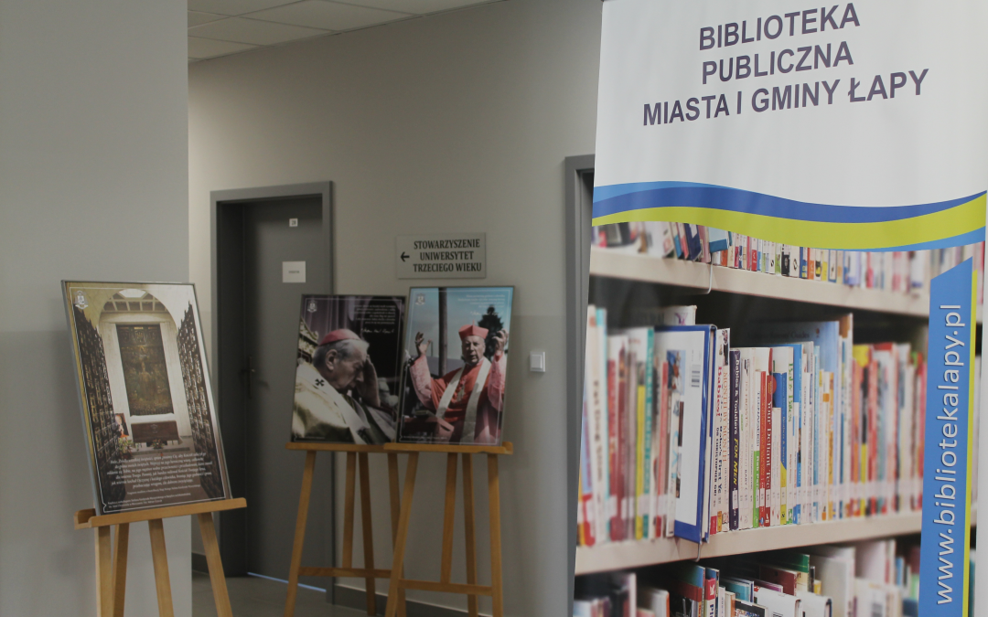 Wystawa „Stefan Kardynał Wyszyński. Prymas, który&nbsp;patrzył dalej” w&nbsp;Bibliotece Publicznej Miasta i&nbsp;Gminy Łapy