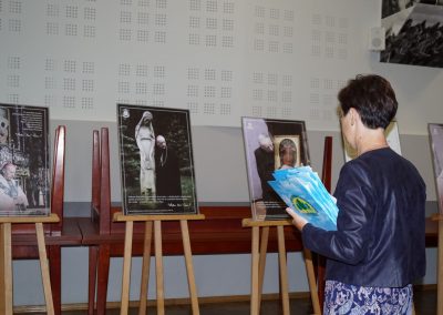 Zdjęcie przedstawia nauczycielkę odwiedzającą wystawę o Prymasie Wyszyńskim w Sadkach