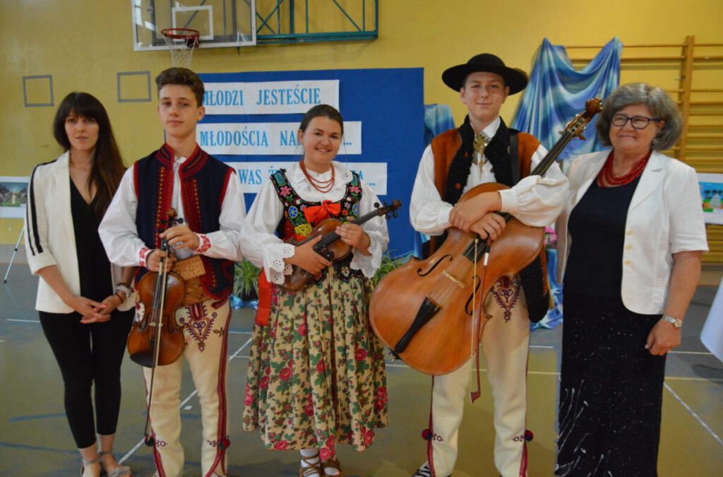 Sądeczanie w&nbsp;hołdzie Janowi Pawłowi II. Konkurs o&nbsp;Janie Pawle II&nbsp;w&nbsp;Szkole Podstawowej nr&nbsp;2 w&nbsp;Starym Sączu