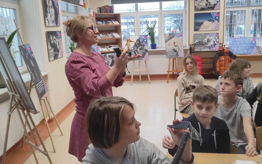 Wystawa o&nbsp;Wandzie Rutkiewicz w&nbsp;Szkole Podstawowej nr&nbsp;87 w&nbsp;Warszawie