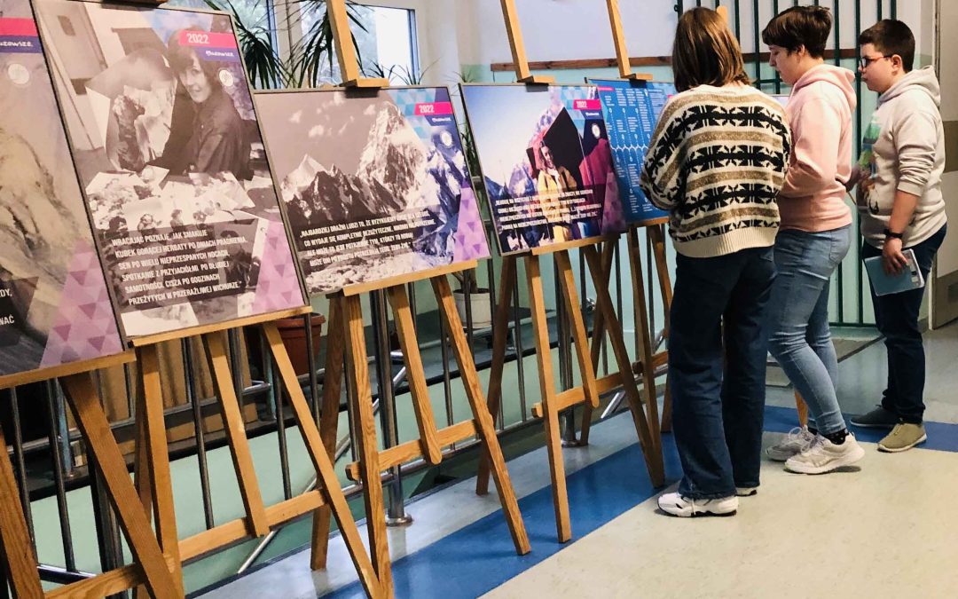 Objazdowa wystawa fotograficzna „Wyżej tylko&nbsp;niebo. 2022 Rok Wandy Rutkiewicz” w&nbsp;Izabelinie