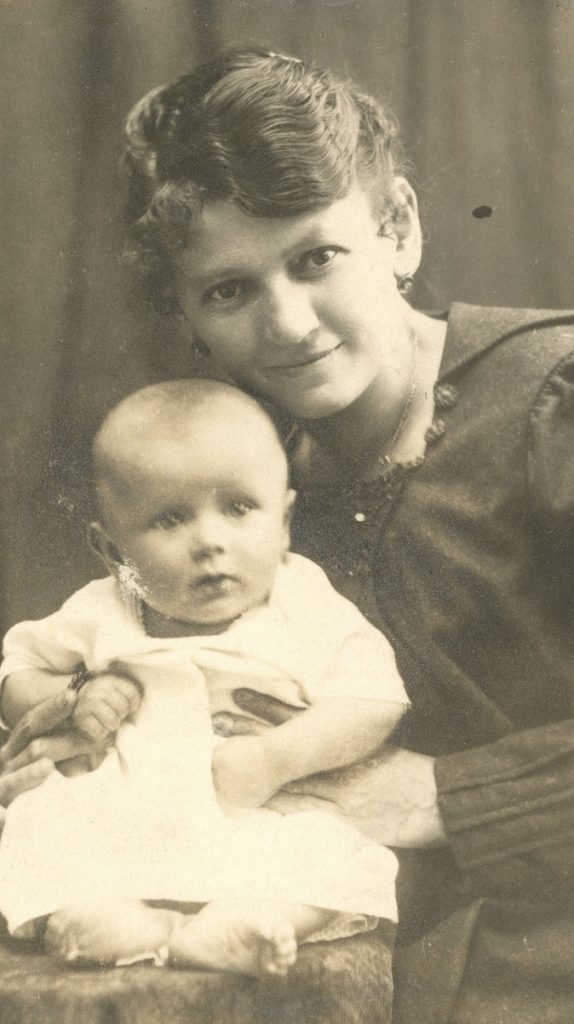 Karol Wojtyła z matką Emilią. Fotografia ze zbiorów Muzeum Dom Rodzinny Ojca Świętego Jana Pawła II w Wadowicach. Karol Wojtyła z matką Emilią. Fotografia ze zbiorów Muzeum Dom Rodzinny Ojca Świętego Jana Pawła II w Wadowicach.