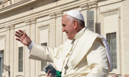 W prezencie na 10-lecie pontyfikatu Franciszek pragnie pokoju